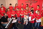 Bernhard Volk, musikalischer Leiter von Best of Musical, probte am 17.03.2007 mit dem Wolfratshausener Kinderchor (Foto: Martin Schmitz)